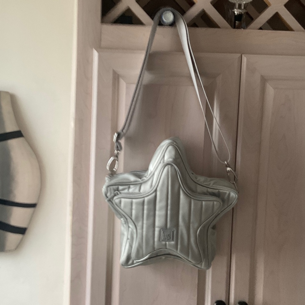 Elegant Star-Shaped Shoulder Bag in Silver